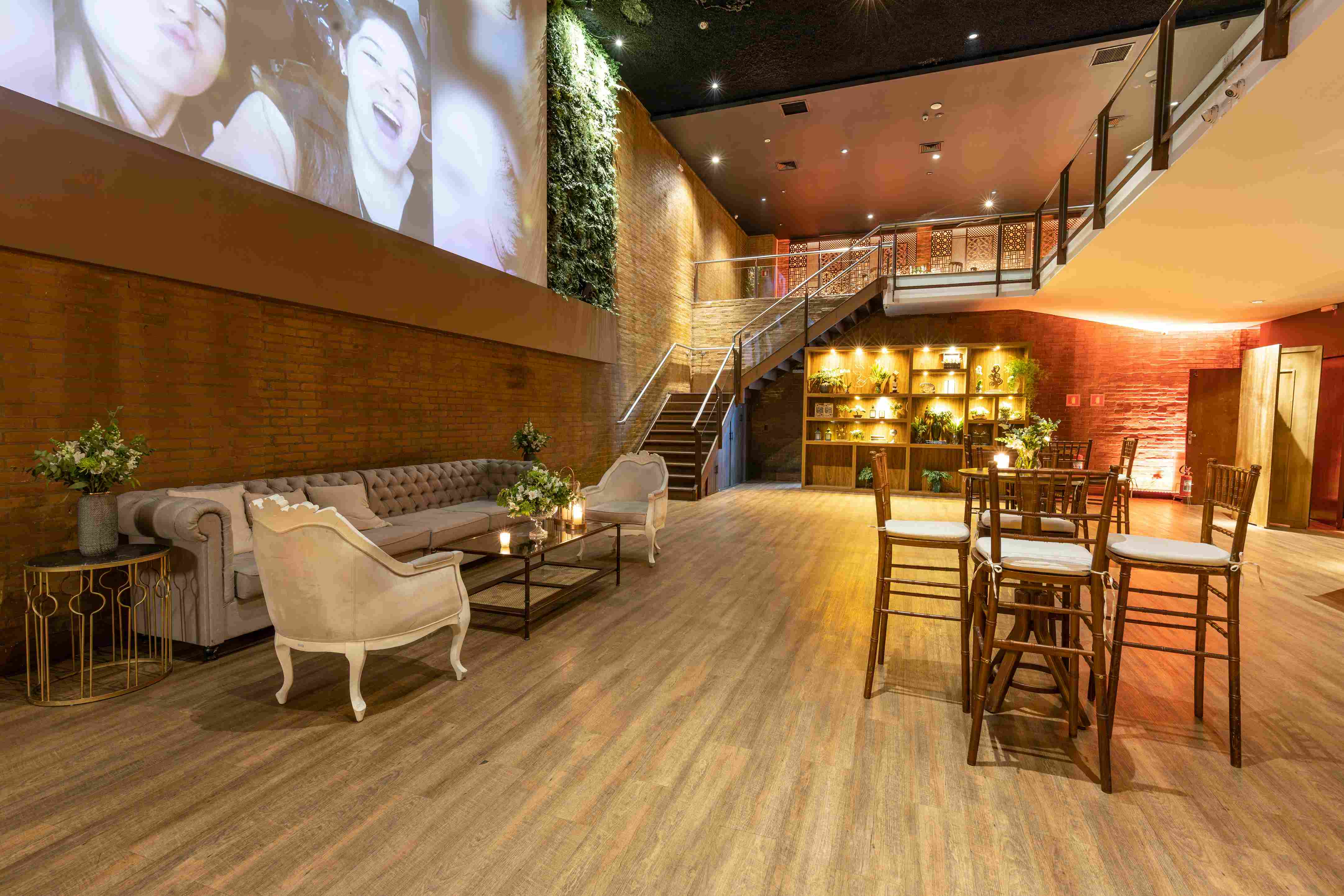 Well  furnished modern visitors lobby